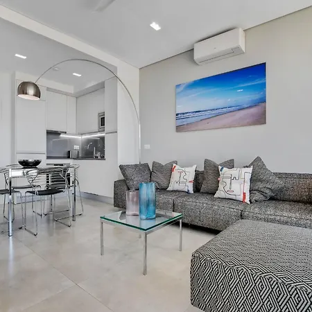 In Near Bajondillo * 托雷莫利诺斯